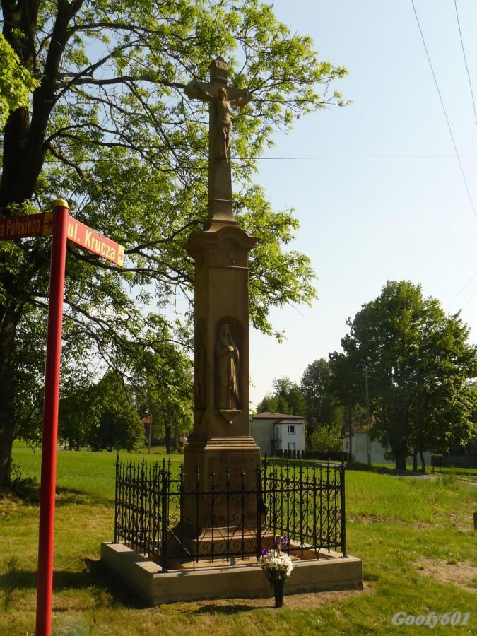 Mokre - przydrożny krzyż.