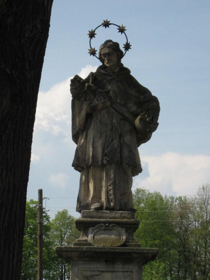 Figura przed Kościołem w Żelaźnie
