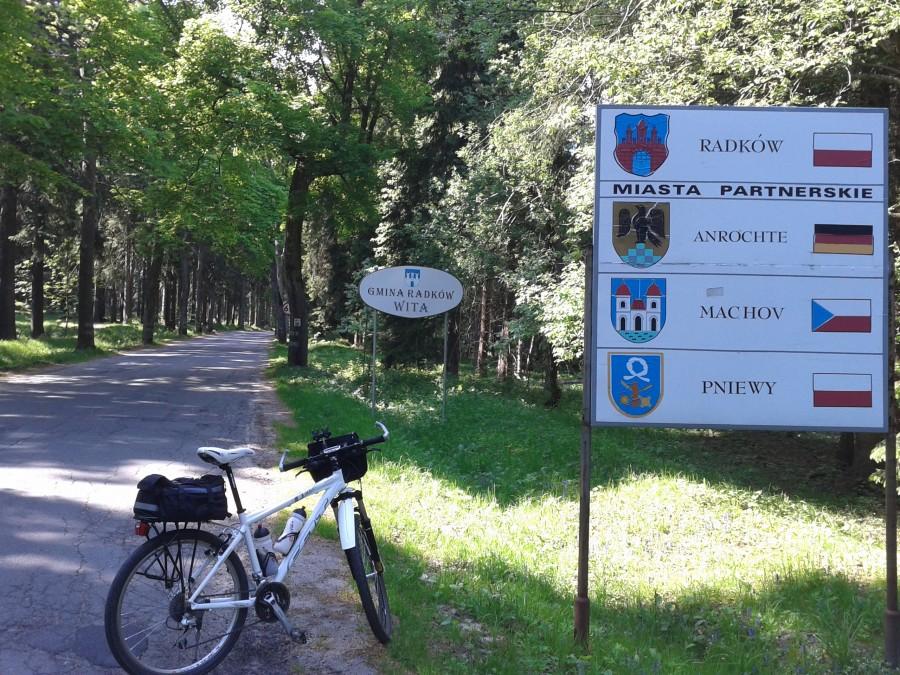 Po paru kilometrach leśnymi korzeniami wyjechałem na piękny ;) asfalt 3km od Szczelińca. To była rozgrzewka to nie do domu a już dalej.