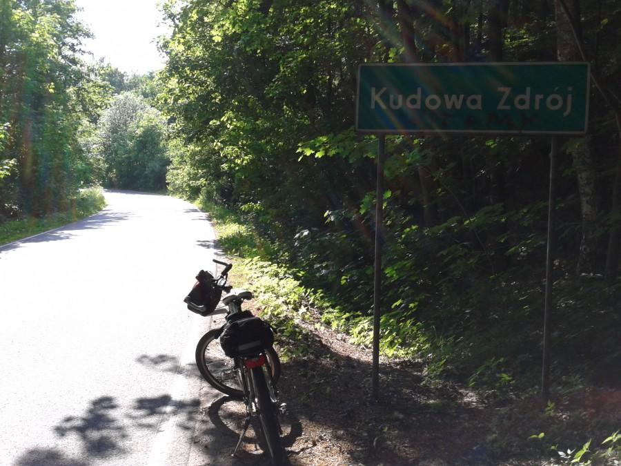 Drogą 100 zakrętów tylko w dół poprawiłem utraconą między skałami średnią ;). I Kudowa.