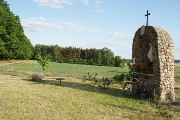 tutaj szlak konny pokrywa się ze szlakiem rowerowym