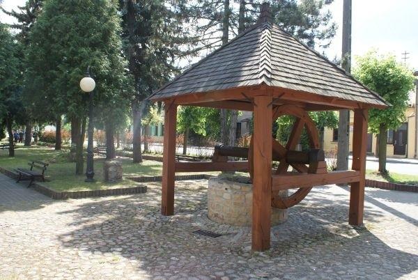 studnia na Placu Kazimierza w Inowłodzu
