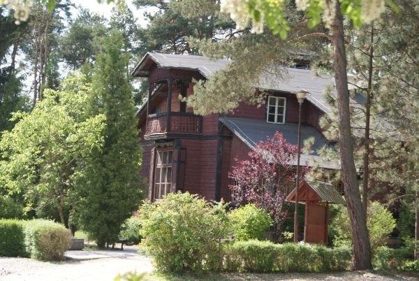 jestem na terenie prywatnym, ale udało mi się zrobić fotkę willi na terenie Centrum Chrześcijańskiego w Zakościelu