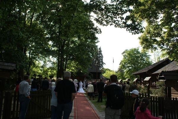 o 17.00, na terenie kościoła polowego w Spale rozpoczął się ślub :)