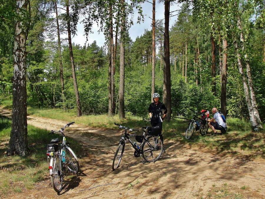 Wiesiek walczy z flagą- przy swoim rowerze.