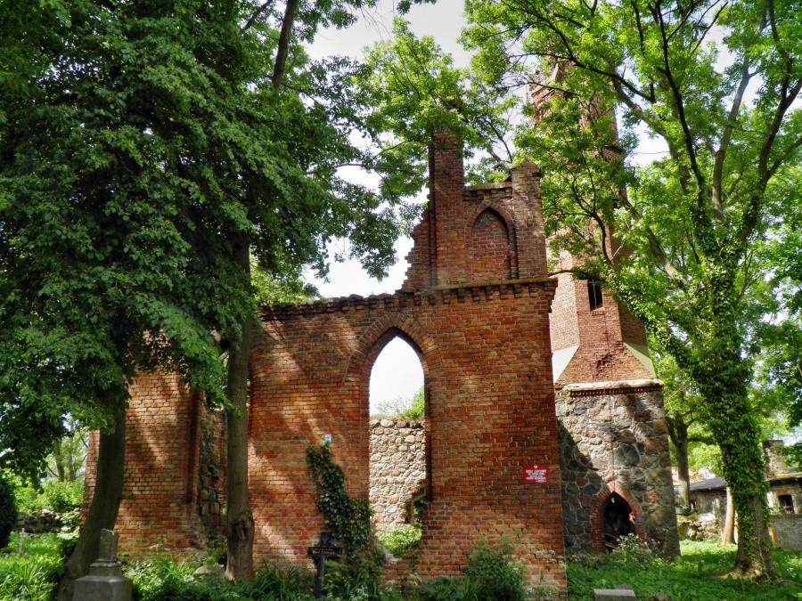 Karwowo - ruiny zabytkowego kościoła.