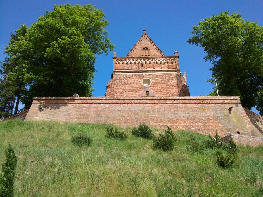 widok z zachoniej strony gotyckiego kościoła w Kamionnej