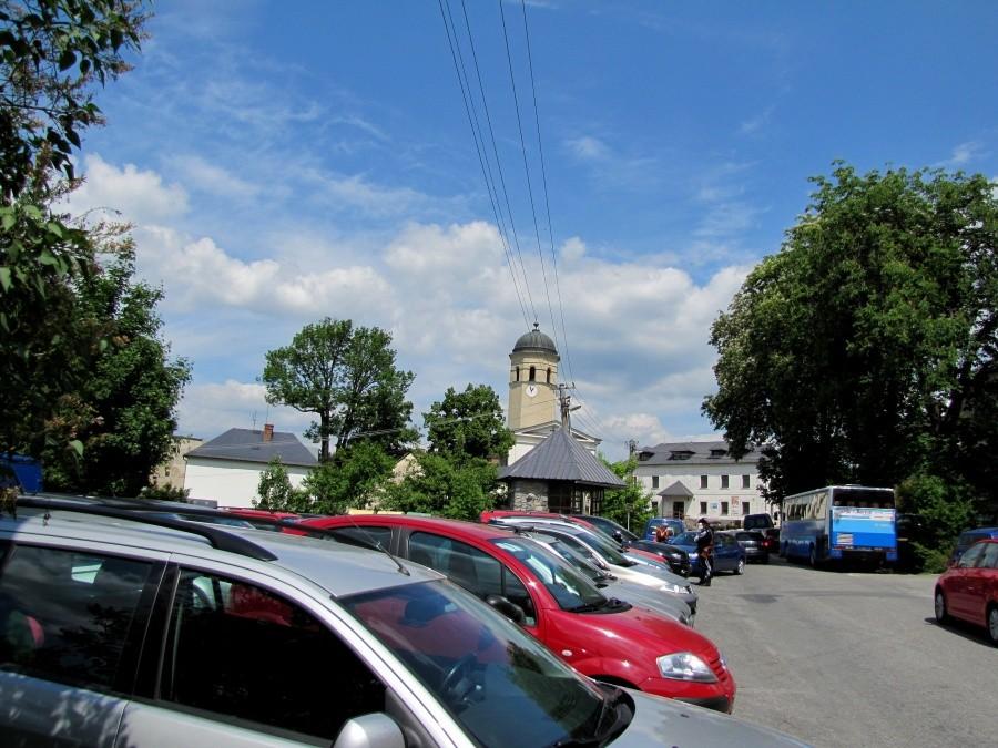Tłumy ludzi, pod zamek trudno się dopchać z rowerem, żałuję że wybrałem się tu w weekend.