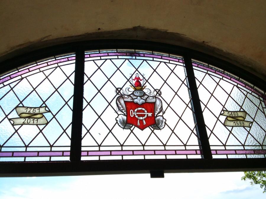 witraż nad wejściem do kościoła