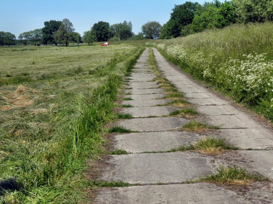 Betonowa droga wzdłuż wału przeciwpowodziowego nad zalewem.