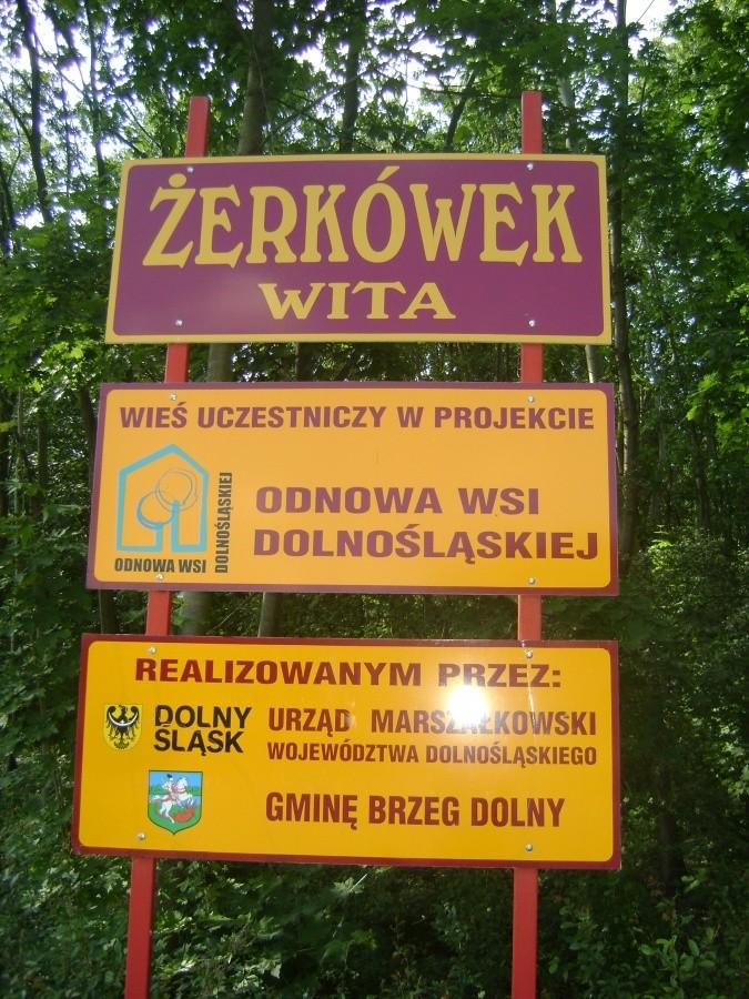 Znak powitalny we wsi Żerkówek.