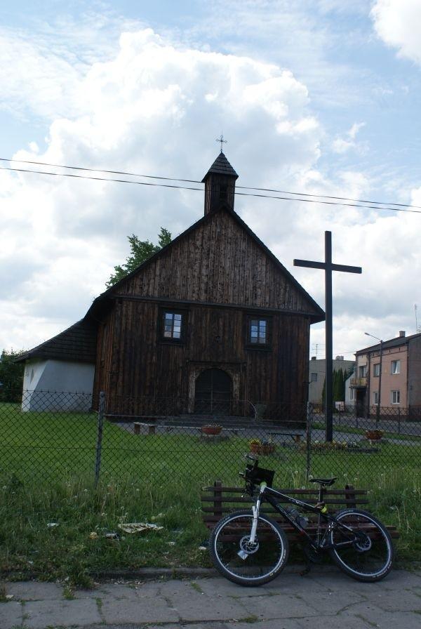 drewniany kościół w Brzezinach