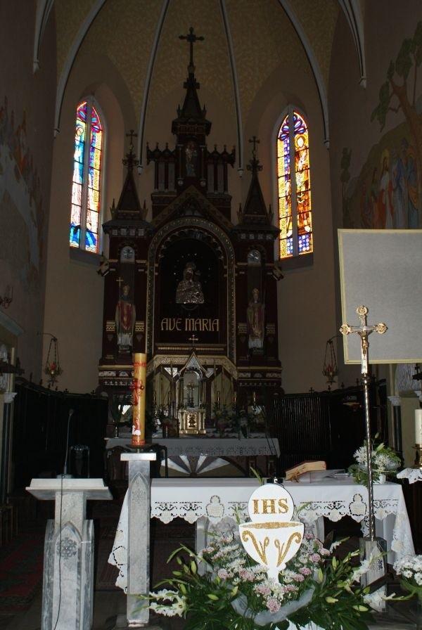 tabernakulum jest metalowe pancerne z obrazem Najświętszego Serca Pana Jezusa
