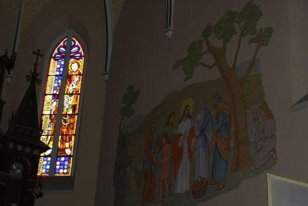 malowidła ścienne i piękne witraże w środku