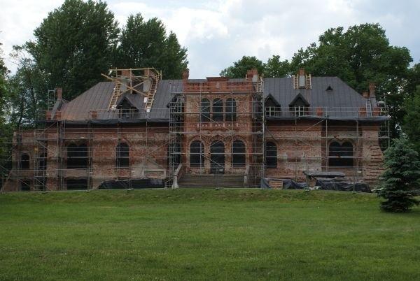 pałac w Ujeździe w remoncie, ciekawe jaka będzie elewacja?