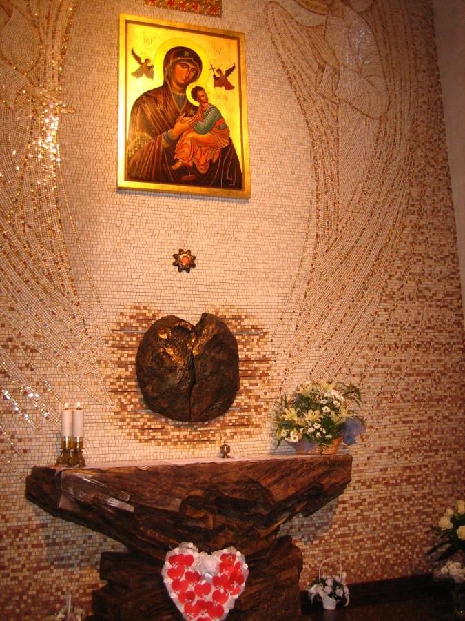 tabernakulum i obraz Matki Boskiej Nieustającej Pomocy w kościele pod wezwaniem Najświętszego Serca Pana Jezusa w Dobieszowicach