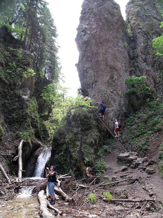 Widok, wodospad i schody