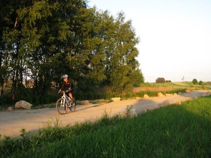 Rowerzystka o zachodzie słońca