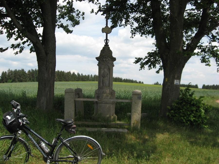 Kolejna figurka na drodze z Wambierzyc do Radkowa