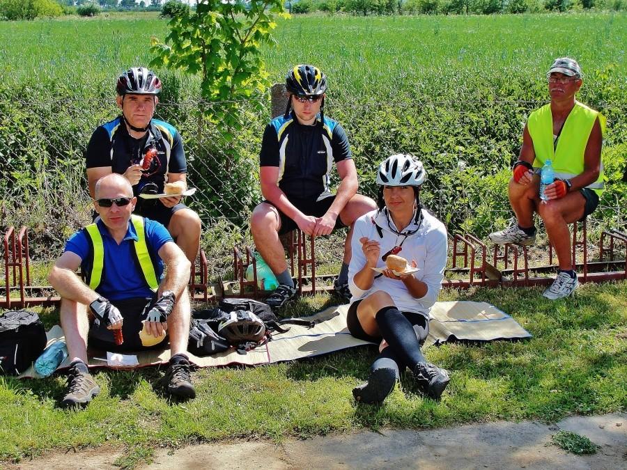 Kiełbaski z rożna, dla głodnych rowerzystów.