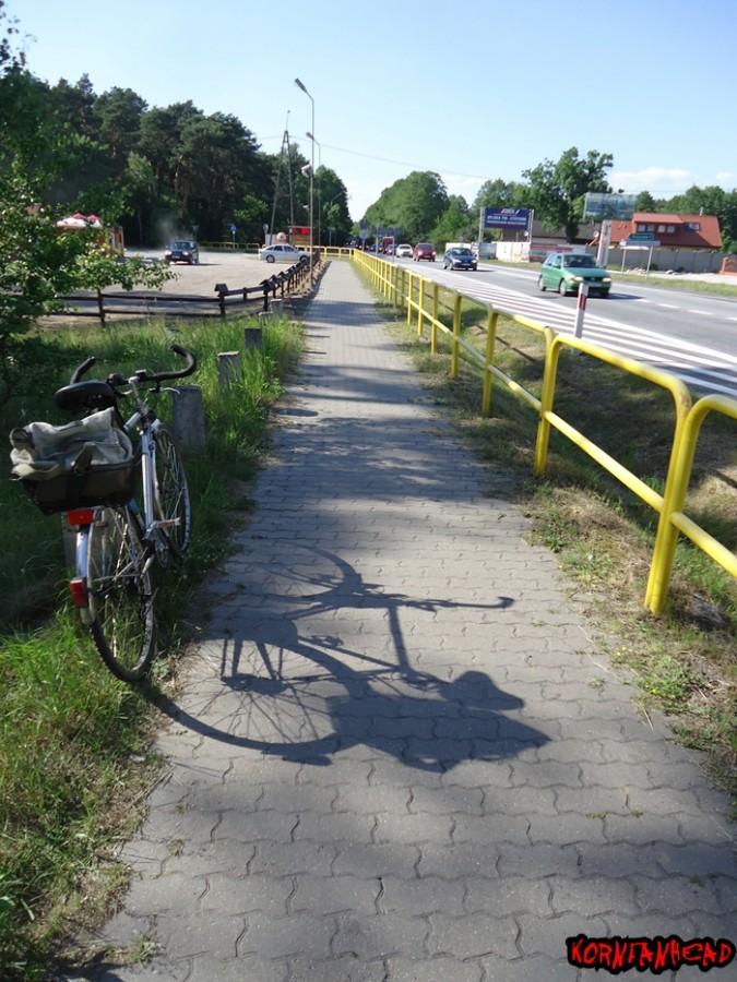 Krótka przerwa na uzupełnienie płynów przed wjazdem na ścieżkę rowerową.