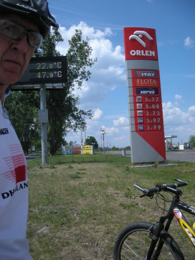 Najlepiej byłoby unikać asfaltu.