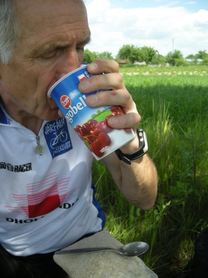 Moja apteka przed zawodami - brązowy ryż i wiśniowy jogurt.