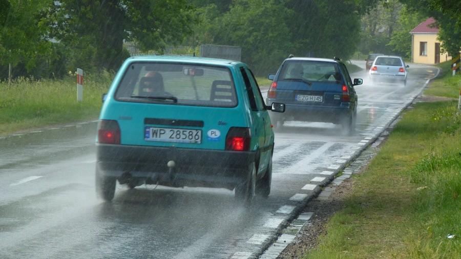 W końcu musiało lunąć coś z nieba... Postój pod drzewem