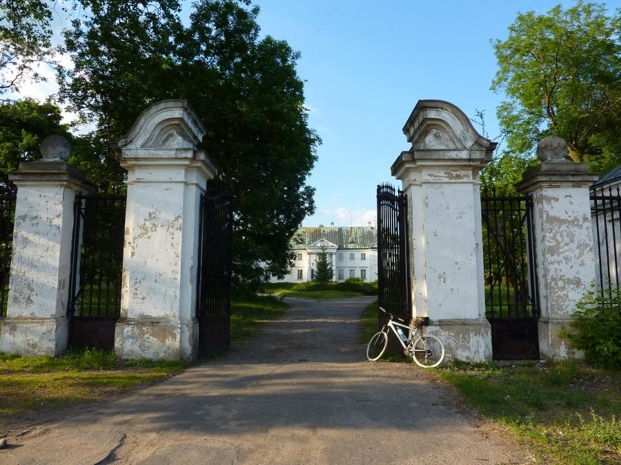 Brama zespołu pałacowego w Luszynie
