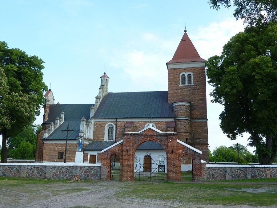 Gotycko-renesansowy kościół w Luszynie ( 1595 rok )