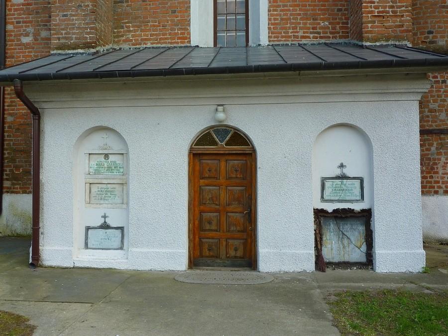 Płyty nagrobne miejscowej szlachty wmurowane w ścianę kościoła