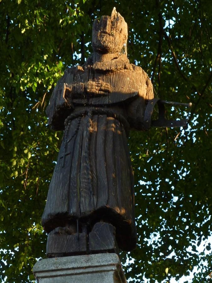 Drewniany świątek nad furtą kościelną. Złaków Kościelny