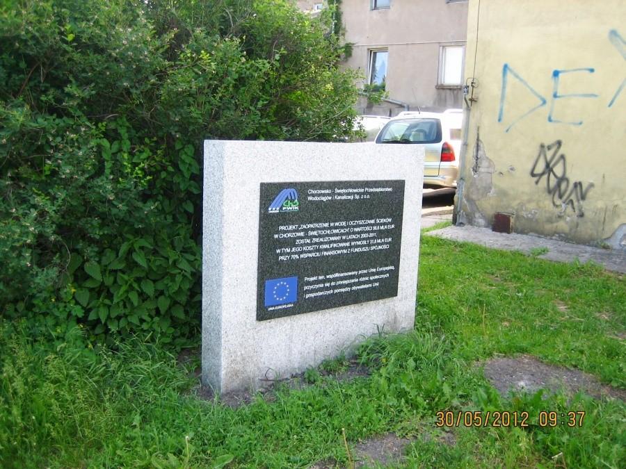 Granitowy pomnik zsre koło ronda w Zgodzie. Wygląda prawie jak nagrobek.
