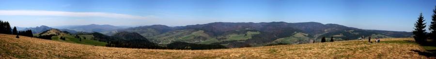 Panorama z Małych Pienin- po lewej Pieniny, a z przodu Beskid Sądecki ze swoimi najwyższymi szczytami w paśmie Radziejowej