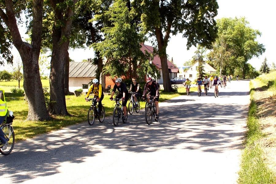 Przejazd obok cmentarza Mennonickiego w Walichnowach Małych