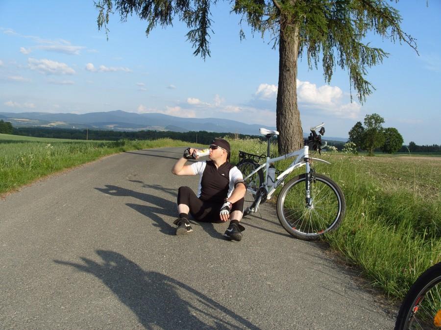 Odpoczynek w Starkowie pod znanym drzewem ;) i zasłużone piwko, przed zjazdem do Wielisławia i nabiciem nowej prędkości ;).