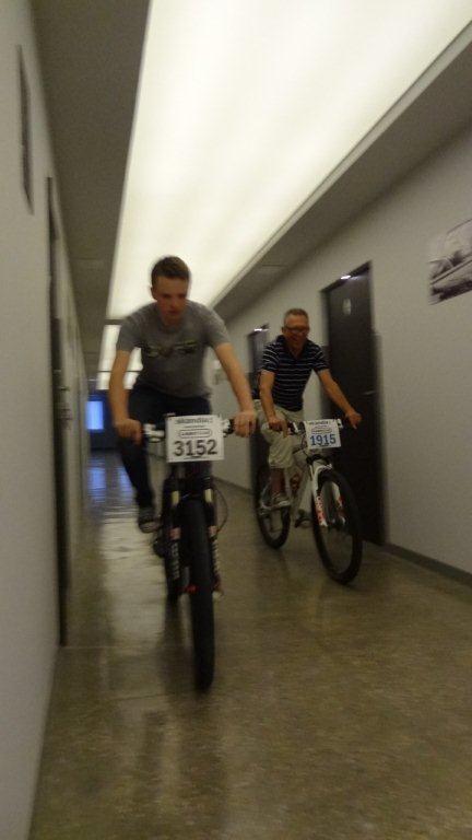 trening po hotelowym holu