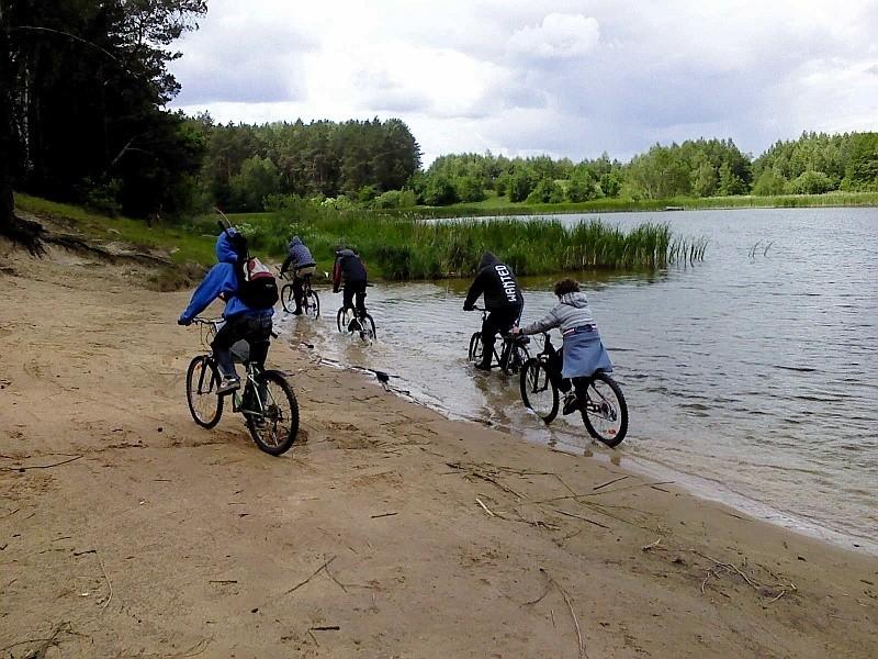 Jakieś dzikusy nad jeziorem