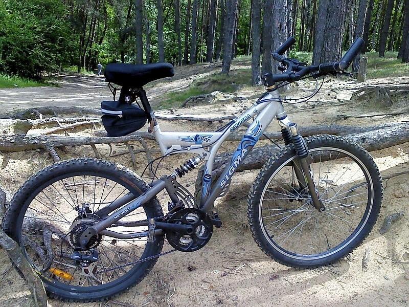 Mimo toporności roweru, Robert nieźle dawał radę.