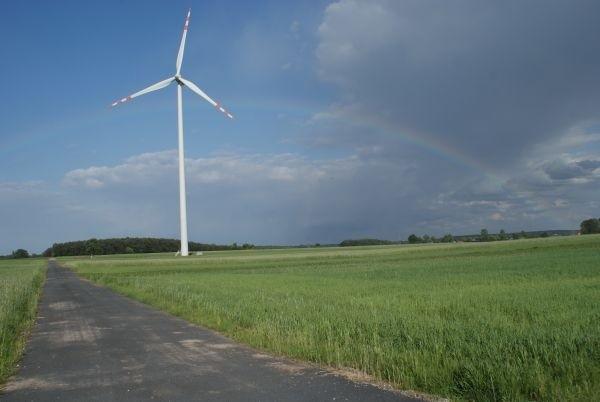 jeden wiatrak po jednej stronie - widzicie tęczę? :)