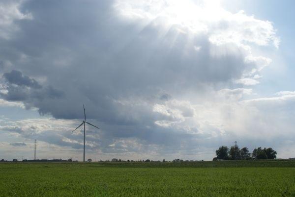 drugi wiatrak, po drugiej stronie jezdni, w promieniach słońca