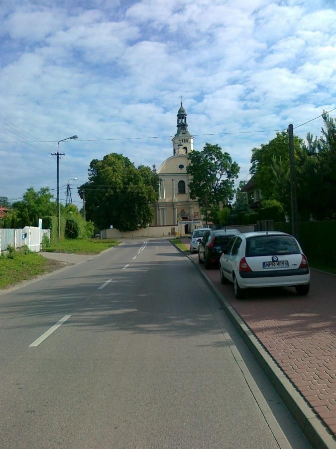 Ulica prowadzi do kościoła w Starych Babicach