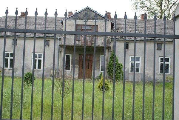 tego dworu? też nie mam na mapie, stoi on w Dąbrówce, za Trojanowem