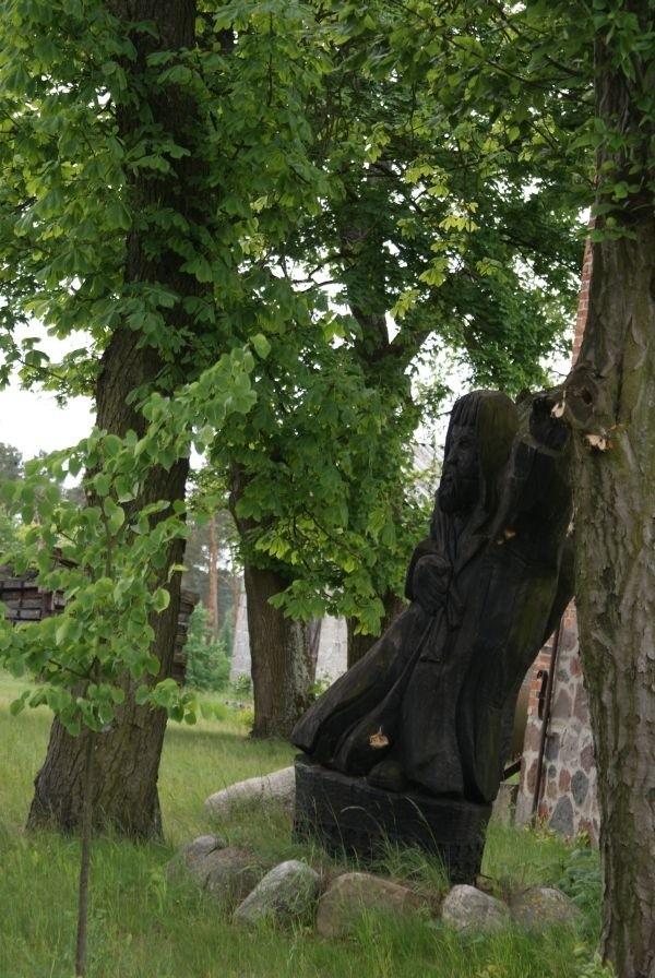 koło Dworu, za ogrodzeniem stoi wyrzeźbiony w drzewie Chrystus?