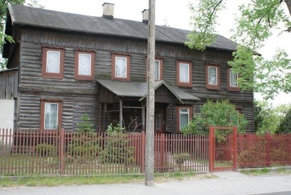 tuż za torami drewniana willa stoi