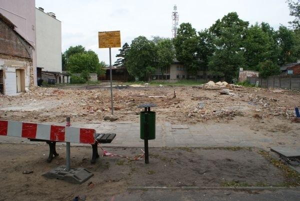 burzą, aby mogła tędy pobiec nowa ulica "Biblioteczna" Tomaszów w budowie jednym słowem