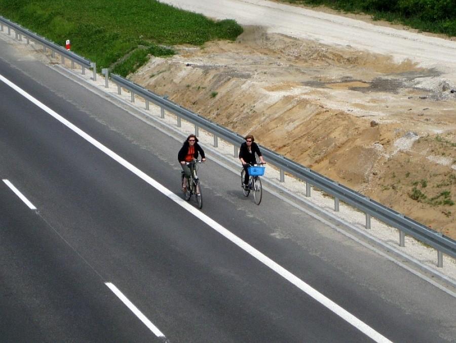 A z wiaduktu widok na rowerzystki szczerzące się do obiektywu :-)