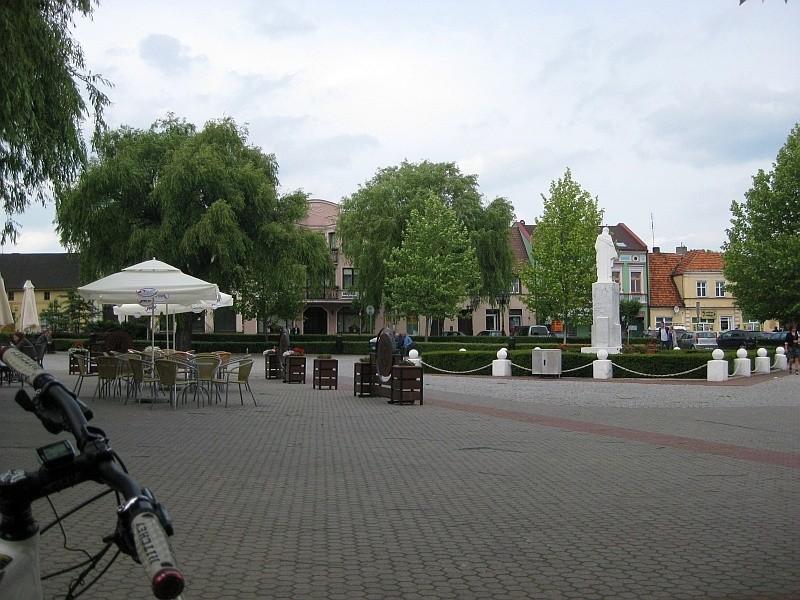 widok z ławki na rynku w Pobiedziskach