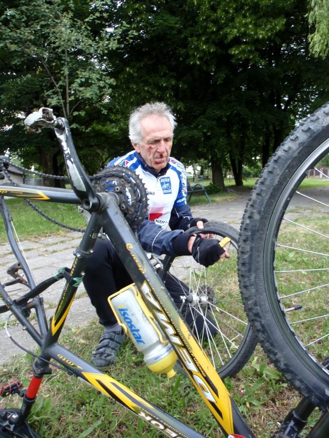 Na pit stopie - zdjęcie opony.