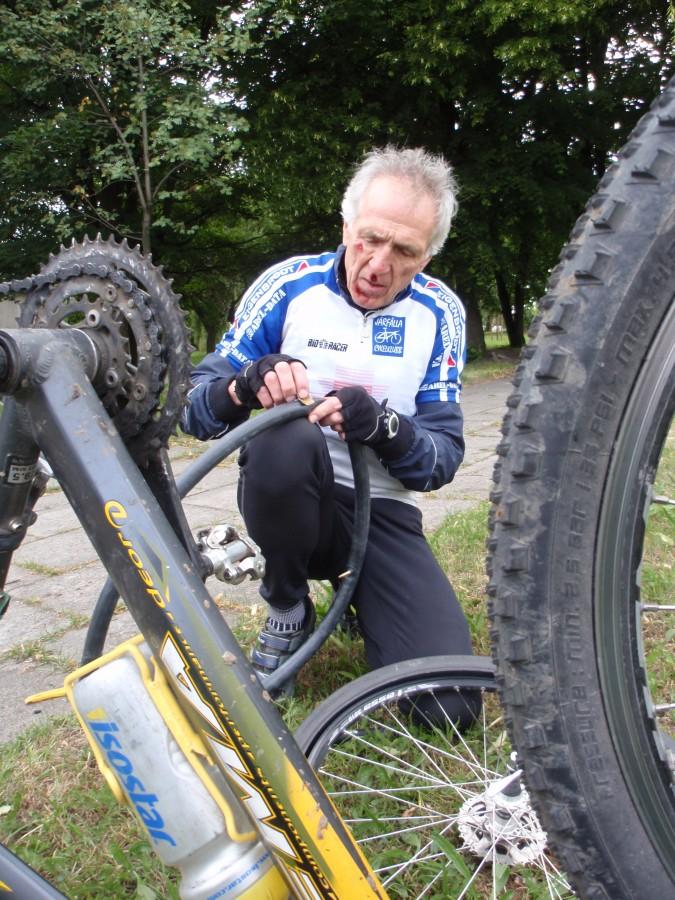 Na pit stopie - papierkiem ściernym.